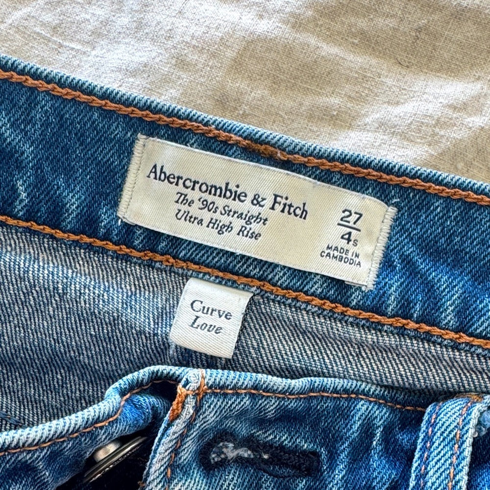 Abercrombie and Fitch curved love ultra high-rise 90 straight. 27short (4s)
